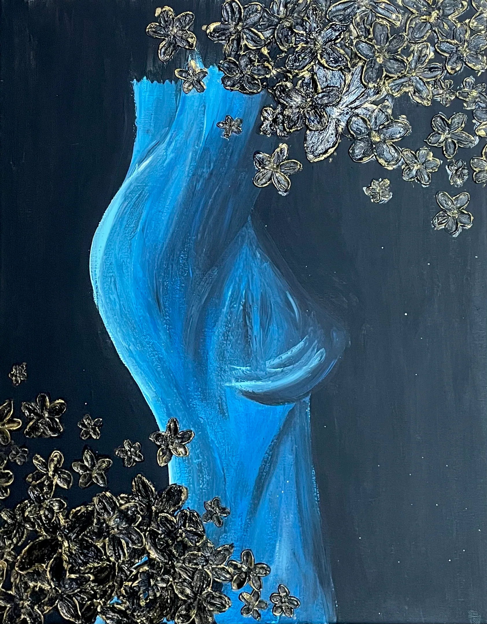 Blauw geschilderd vrouwenfiguur met goudkleurige bloemen op een donkere achtergrond